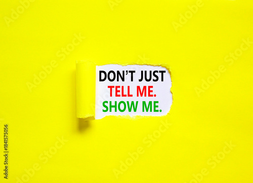 Tableau sur toile Tell or show symbol