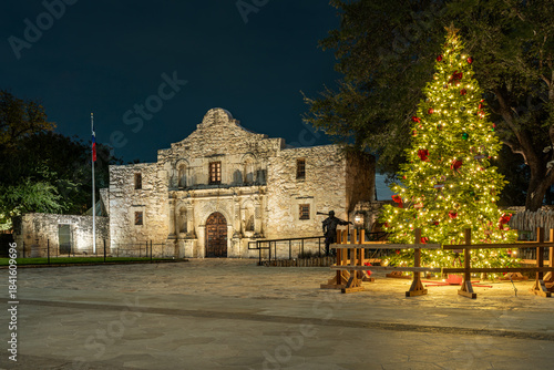 Fotografie San Antonio TX, USA - December 4, 2025:  Night photo of The Alamo Mission in San Antonio with a Christmas Tree