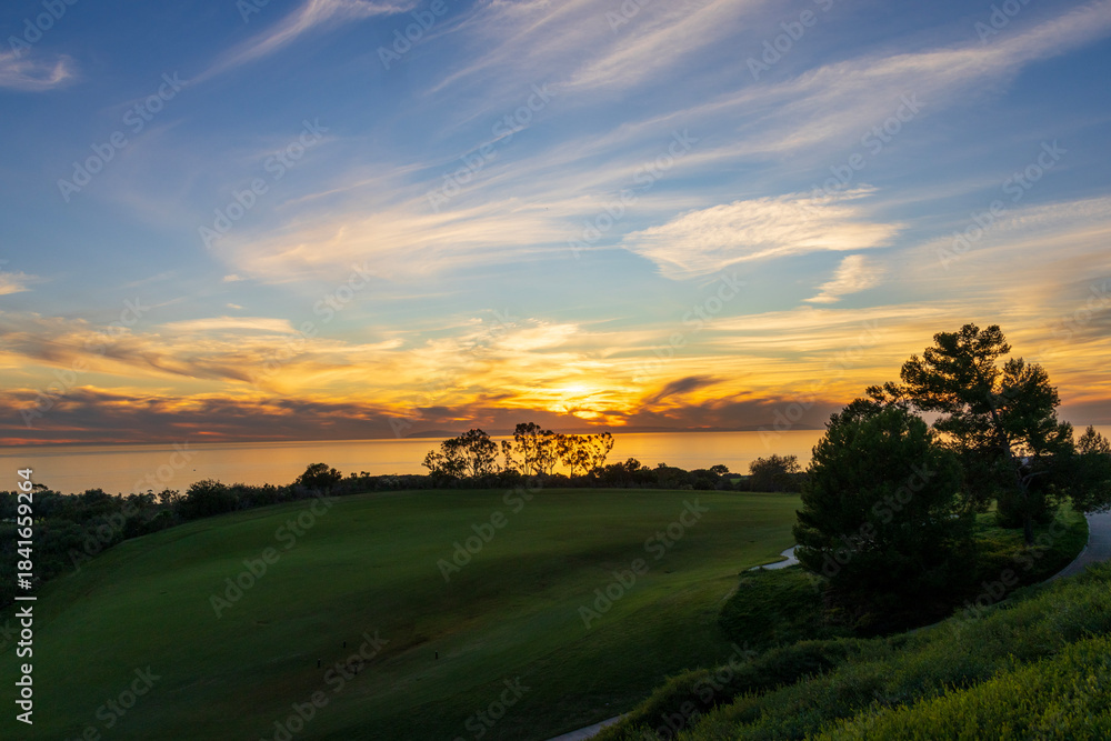 Fototapeta premium A gorgeous sunset over the pacific ocean at Pelican Hill in Newport Beach California USA