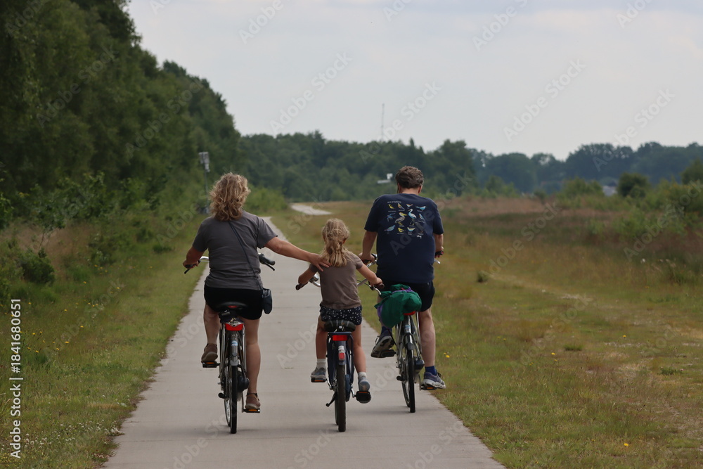 Obraz premium Radfahrer im Moor Bargerveen an der niederländischen Grenze bei Meppen im Emsland _ Familienausflug
