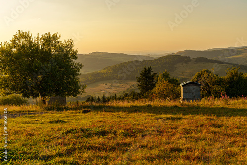 Blick vom Kreuzberg in die Rhönlandschaft im Abendlicht, Biosphärenreservat Rhön, Unterfranken, Franken, Bayern, Deutschland