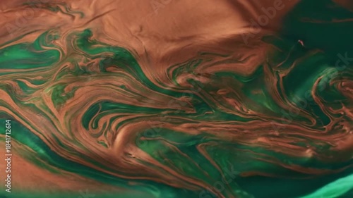 翠銅色の流転美 魅惑のリキッドアート