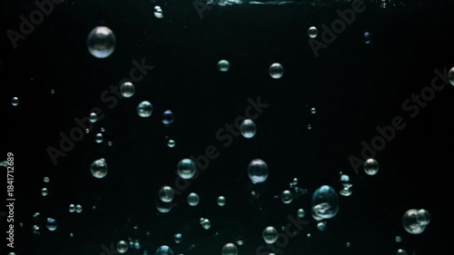 幻想的アクアブルー泡の舞 漆黒の背景に浮かぶ 
