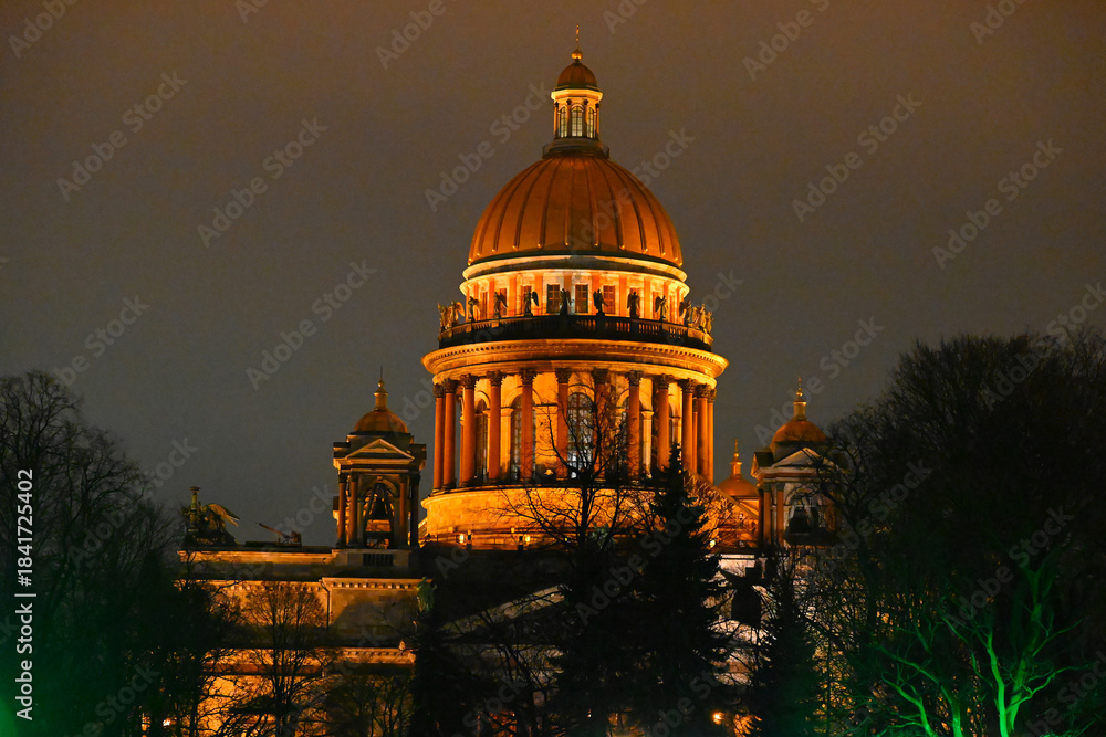 Naklejka premium Saint Isaac Cathedral by night in St. Petersburg, Russia