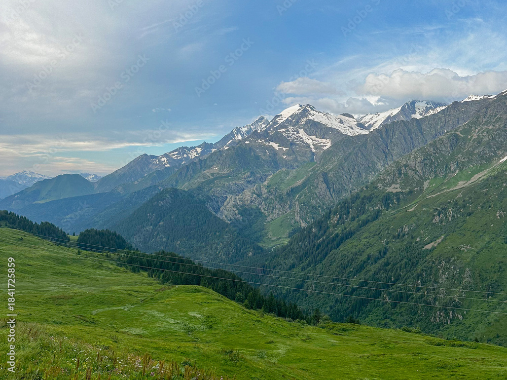 Obraz premium Lush mountain landscape in summer