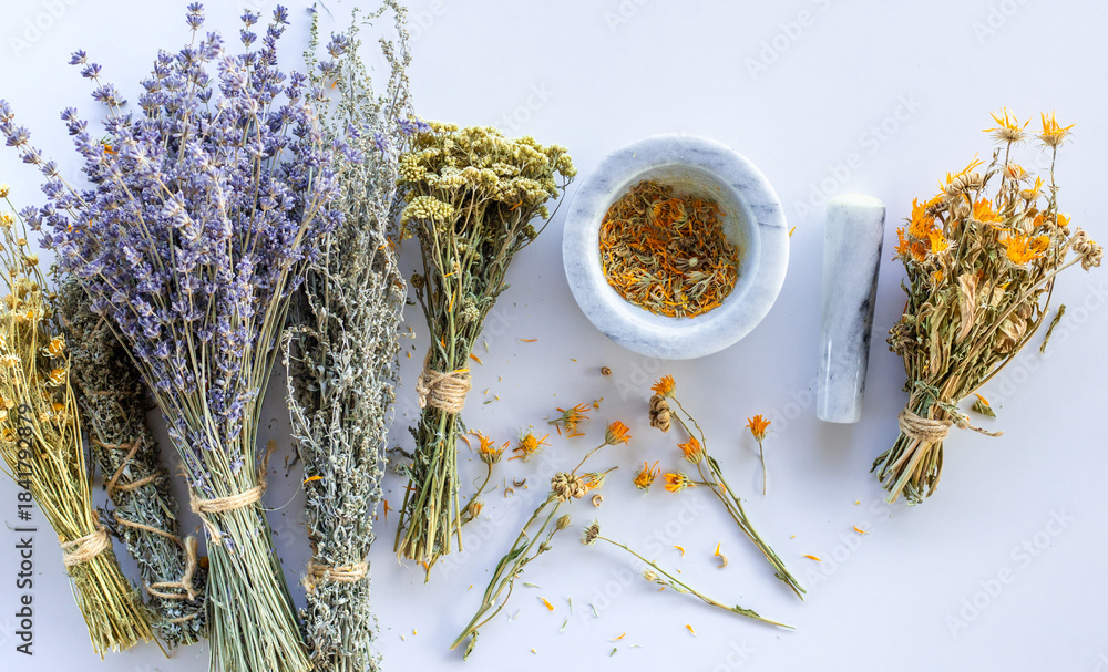 Obraz premium Dried medicinal herbs and flowers. Selective focus.