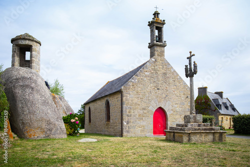 Obraz na plátně Chapelle Pol, a small granite church in Brignogan-Plages, and the nearby calvary cross and sentry box carved in the rock