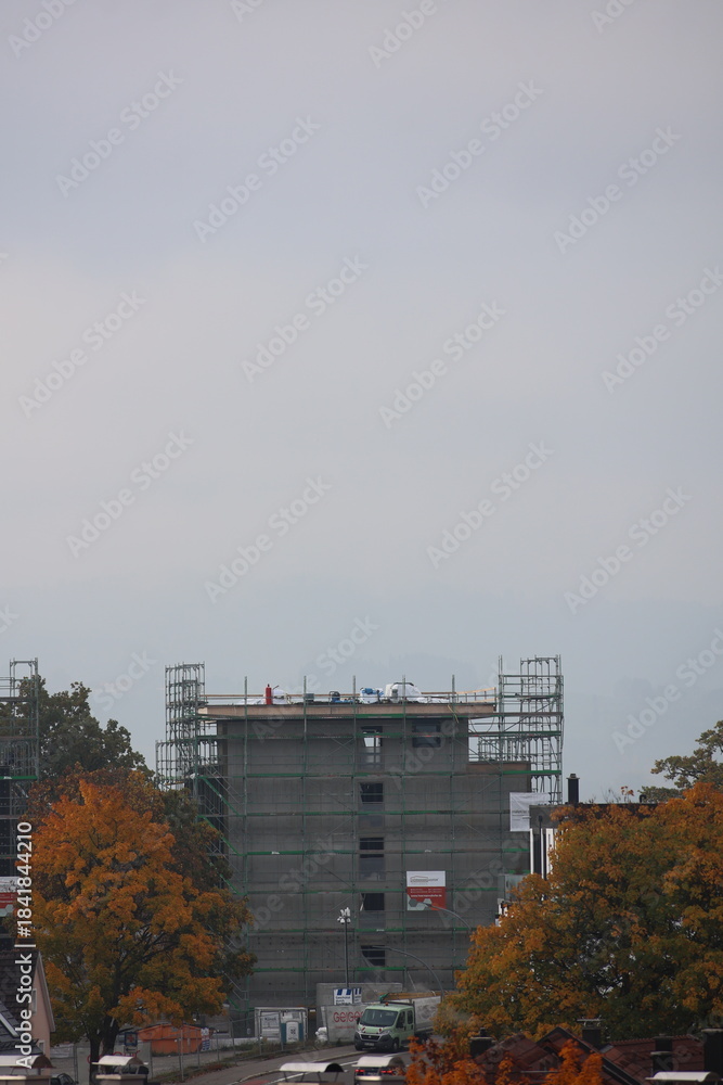 Obraz premium Large building with scaffolding on it is being constructed