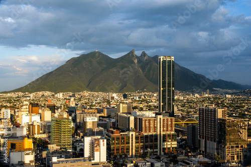 Tableau sur toile Panoramic skyline of Monterrey, Mexico, featuring the iconic Cerro de la Silla mountain at sunset