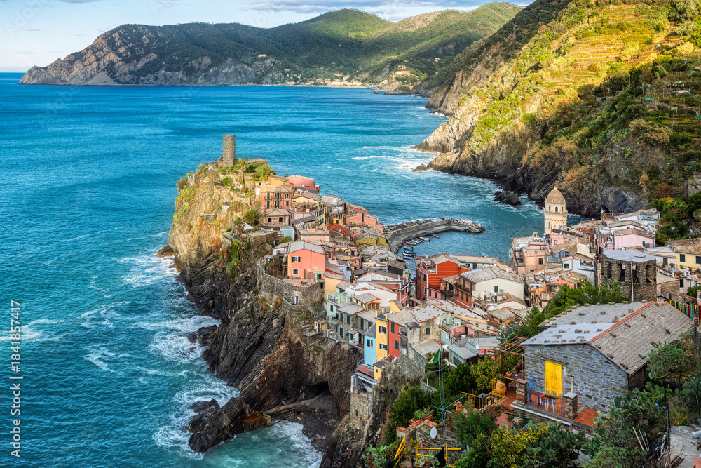 Fototapeta premium Colorful village of Vernazza on dramatic coastal cliffs in Cinque Terre, Liguria, Italy