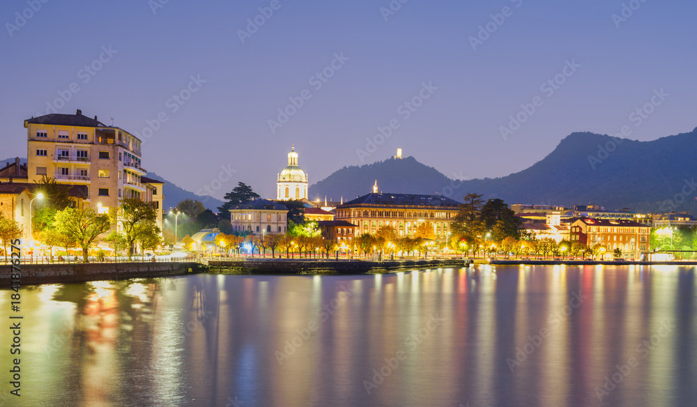 Fototapeta premium Blue Hour View of Como City Waterfront and Cathedral