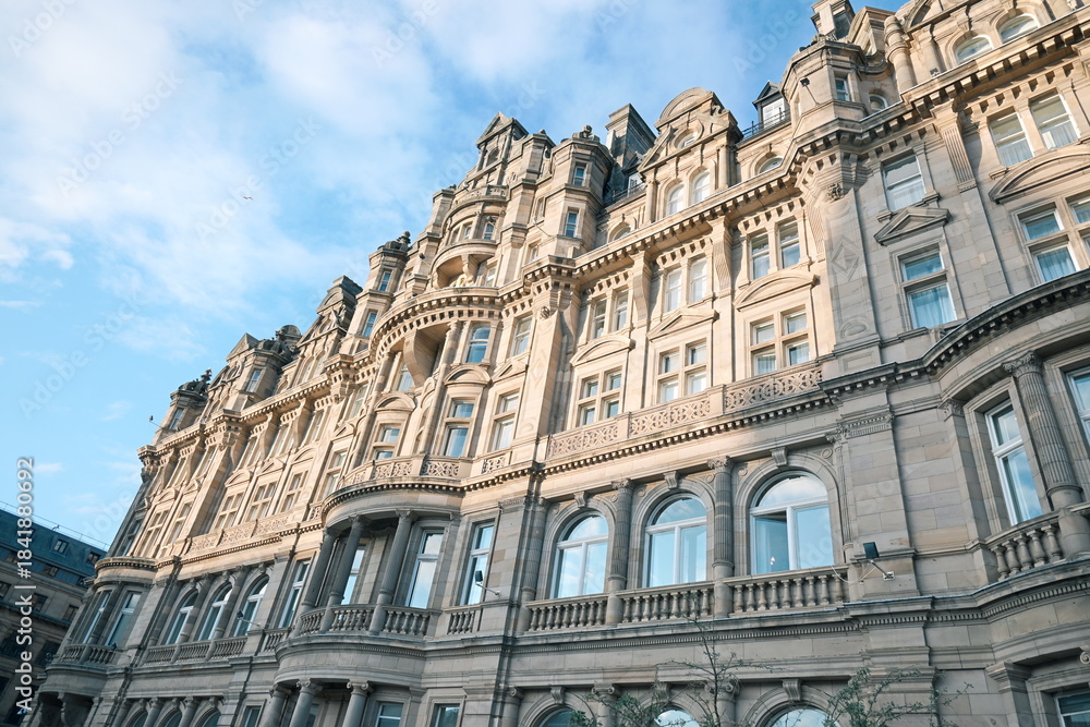 Obraz premium the facade of the building in Edinburgh 