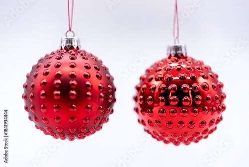Elegant Red Spherical Christmas Ornament Baubles with Glossy Shine – Perfect for Festive Holiday Decor and Celebrations