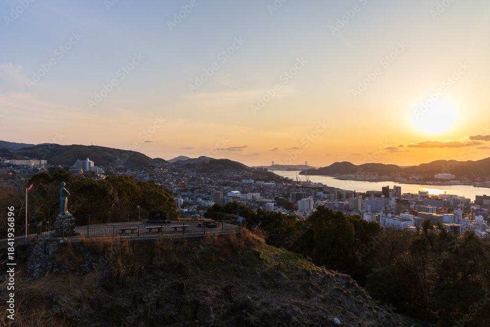 Fototapeta premium 日本の都市風景 長崎県長崎市 風頭公園展望台の夕暮れ