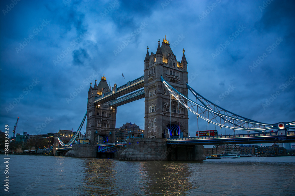 Obraz premium Tower Bridge in the evening