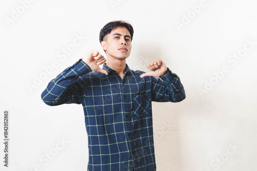 Foto Confident young man pointing at himself with a proud, arrogant expression, showing self-importance in a studio setting