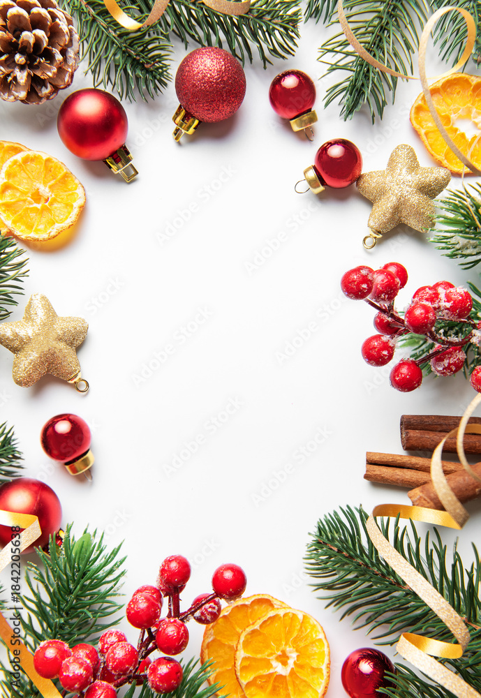 Naklejka premium Christmas holiday decoration with pine branches and ornaments frame