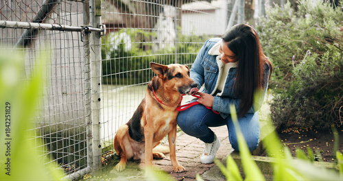 Foto Happy, woman and smile with animal at shelter for adoption service, homeless dogs and rescue centre