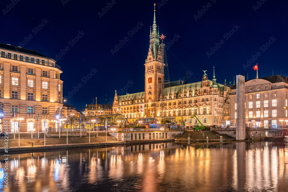 Obraz premium Hamburger Rathaus bei Nacht