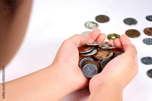 小銭を持つ子どもの手