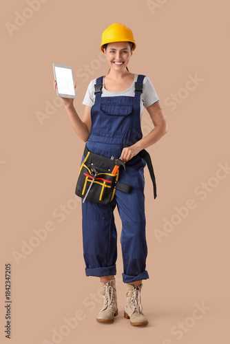 Female builder with blank t...
