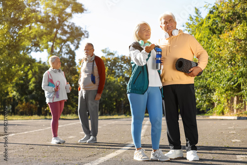 Sporty senior people with w...