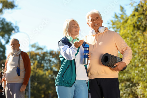 Sporty senior people with w...