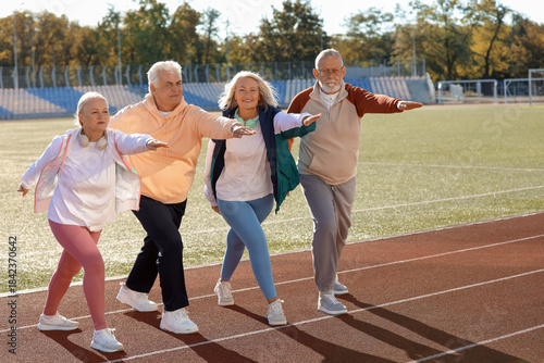 Group of sporty senior peop...