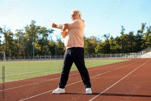 Sporty senior man training ...