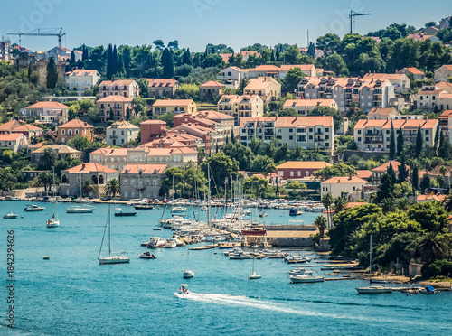 Tableau sur toile Houses over waters of Bay of Gruz in Dubrovnik, Croatia