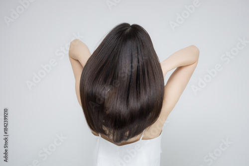 Canvas Print 美容ポートレート、ストレートのロングヘアの髪の毛の天使の輪が綺麗なヘアケアイメージ　美しい髪と後ろ姿顔無しの女性　髪の毛をかき上げる