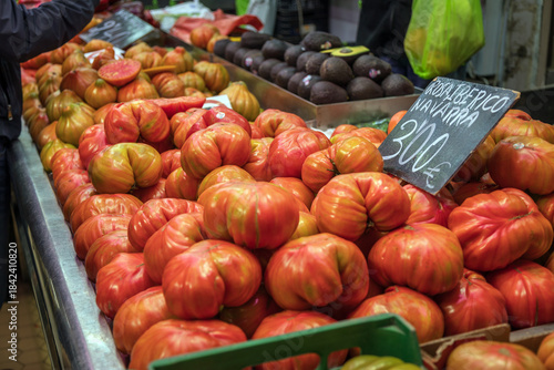 Pomodori in vendita al Mercato centrale di Valencia, Spagna