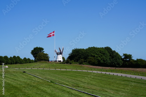 Düppeler Mühle, Dybbøl Mølle, Windmühle, Mühle, Holländerwindmühle, Düppeler Schanzen, Denkmal, Krieg, dänisch, deutsch, 1864, patriotisch, Sonderburg, Sonderborg, Dänemark, Himmel, blau, Fahne, Wiese