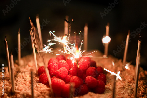 Φωτογραφία Radiant raspberries and twinkling tapers ignite a birthday confection celebratio
