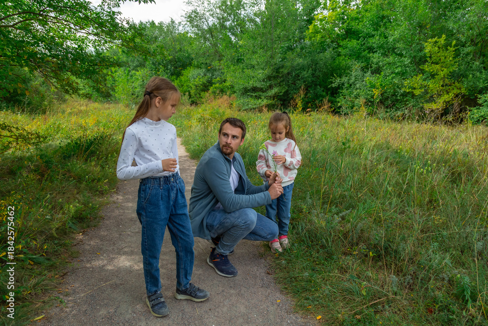 Obraz premium Father and children have fun, laugh and enjoy nature outdoors.