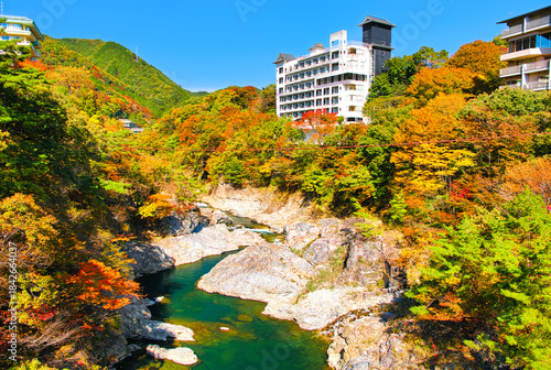 栃木県那須塩原市　秋の紅葉に染まる鬼怒川温泉と鬼怒川