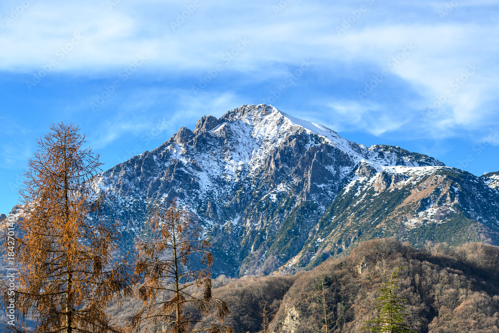 Fototapeta premium Grigna e Grignone, Valsassina, Lecco, con neve, vista da Barzio