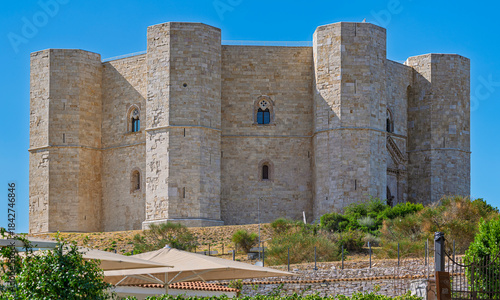 Foto Castel del Monte, a unique octagonal fortress and castle in Apulia, Italy, under a clear blue sky