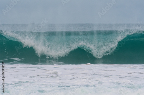 surfeur en bretagne nord, proche du cap frehel, sur les grandes houles d'automne