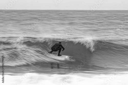 surfeur en bretagne nord, proche du cap frehel, sur les grandes houles d'automne