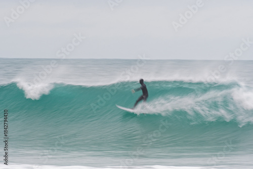 surfeur en bretagne nord, proche du cap frehel, sur les grandes houles d'automne