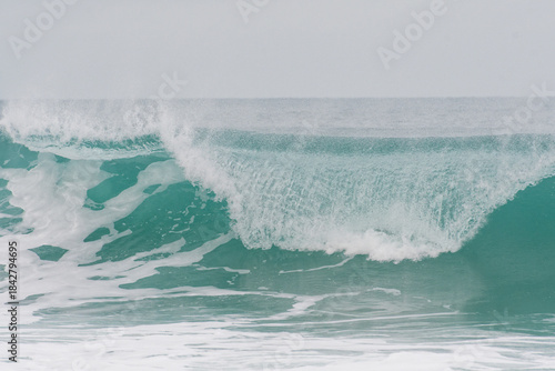 surfeur en bretagne nord, proche du cap frehel, sur les grandes houles d'automne