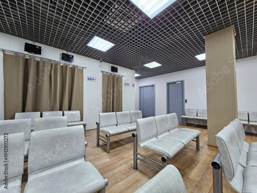 Картината върху платно Large room with many chairs and a TV