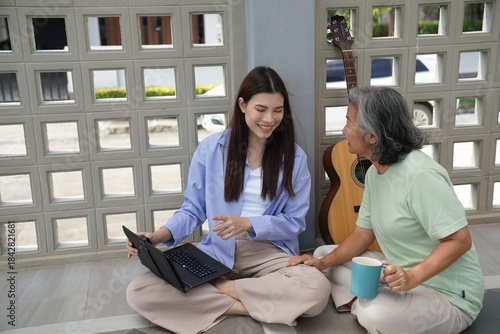Wallpaper Mural Receptionist assisting client with documents . Torontodigital.ca