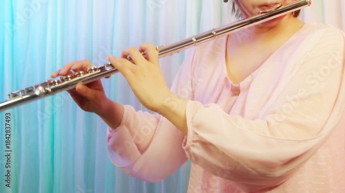 フルートを吹いている人の手元のクローズアップ 4 ピンク
