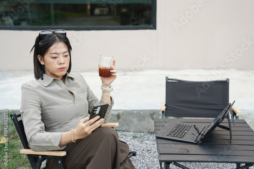 A female freelancer arranged a meeting with a colleague outside the office.