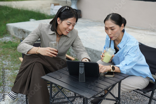 A female freelancer arranged a meeting with a colleague outside the office.