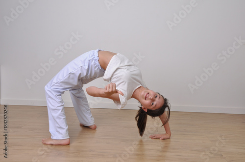 menina faz treino de capoeira e flexibilidade 