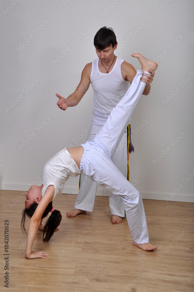 Obraz premium professor e aluna treino capoeira em escola