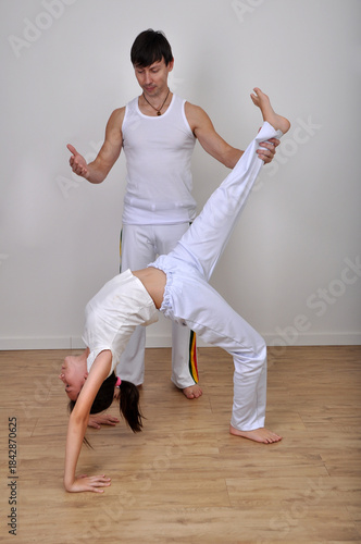 professor e aluna treino capoeira em escola 